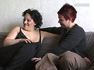 Lesbo lohduttaa petettyä naista
